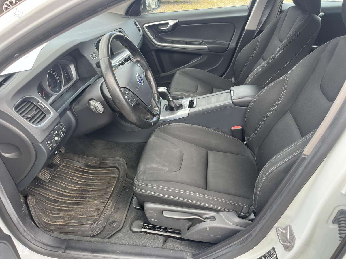 Volvo V60 2015 — photo 8