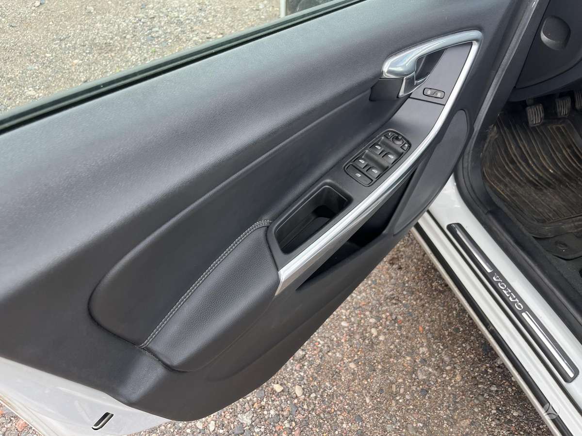 Volvo V60 2015 — photo 9
