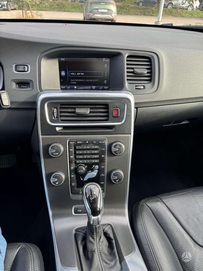 Volvo V60 2013 — photo 13