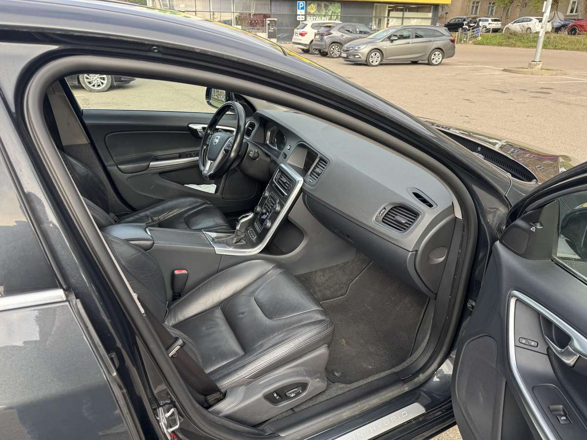 Volvo V60 2013 — photo 16