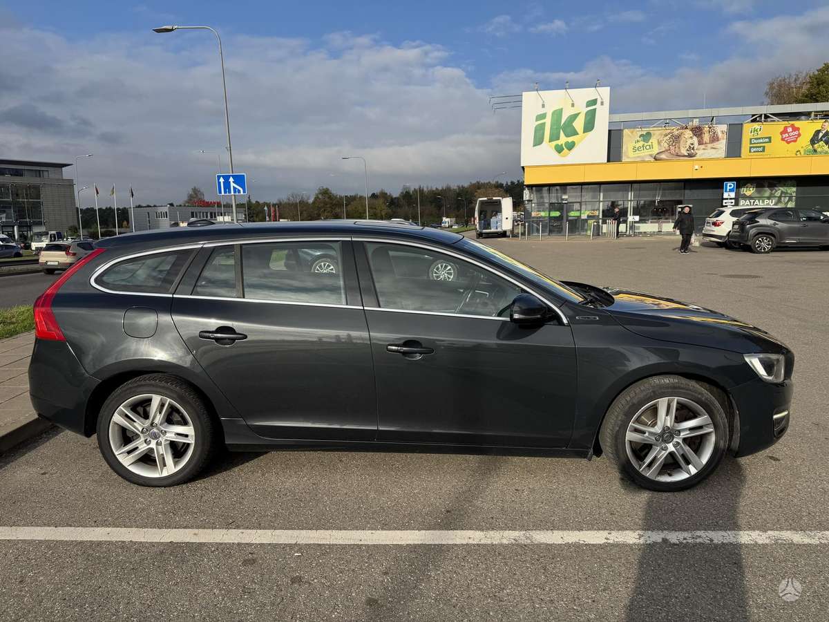 Volvo V60 2013 — engine 2400 cm³, 283 HP (208kW)
