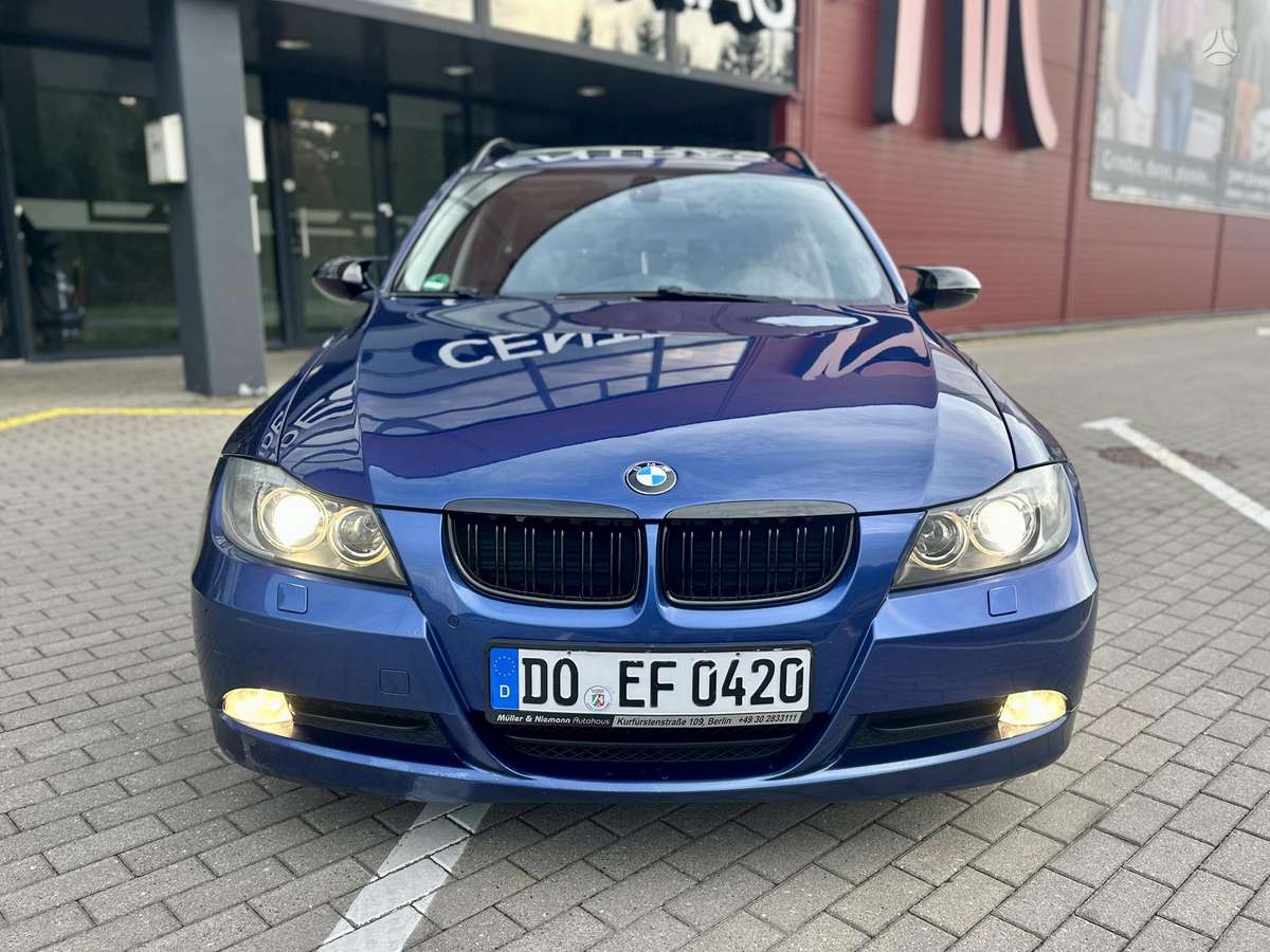 BMW 320 2008 — rear view
