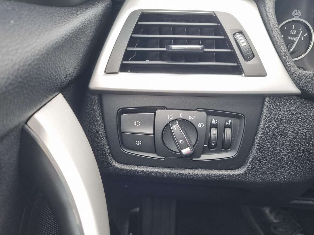 BMW 318 2013 — photo 20