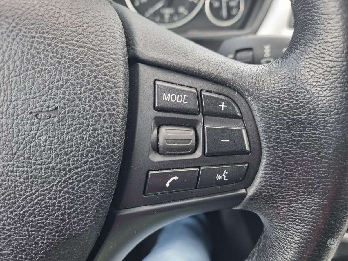 BMW 318 2013 — photo 23