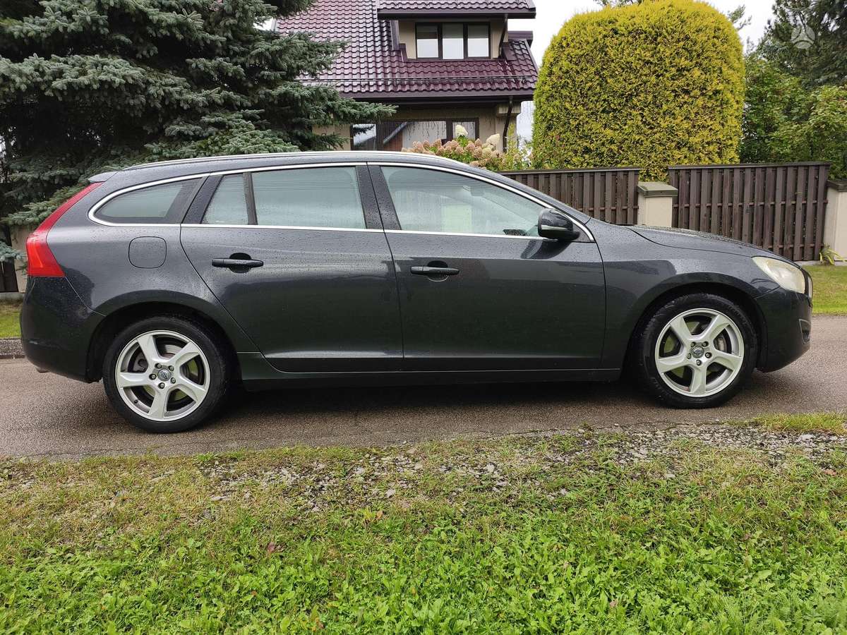 Volvo V60 2011 — салон