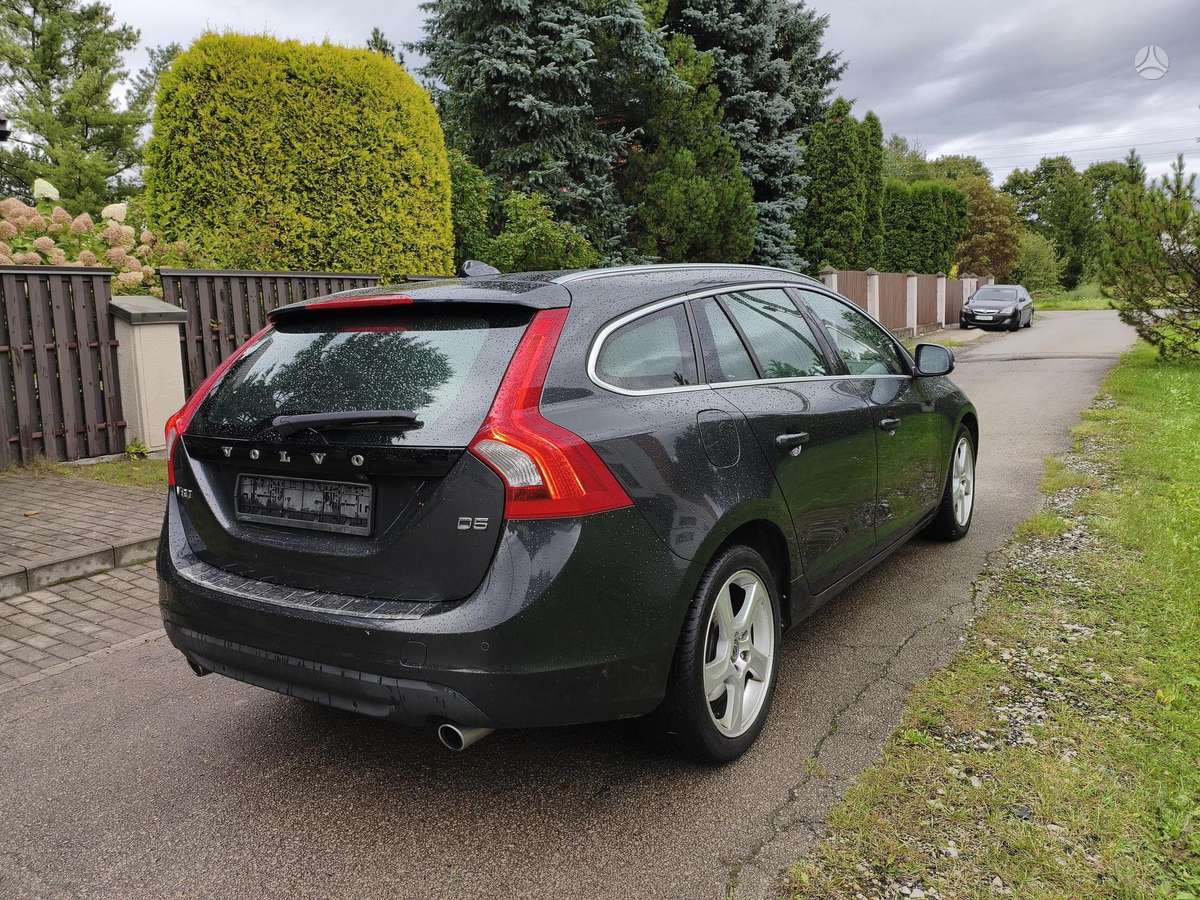 Volvo V60 2011 — двигун 2400 cm³, 205 HP (151kW)