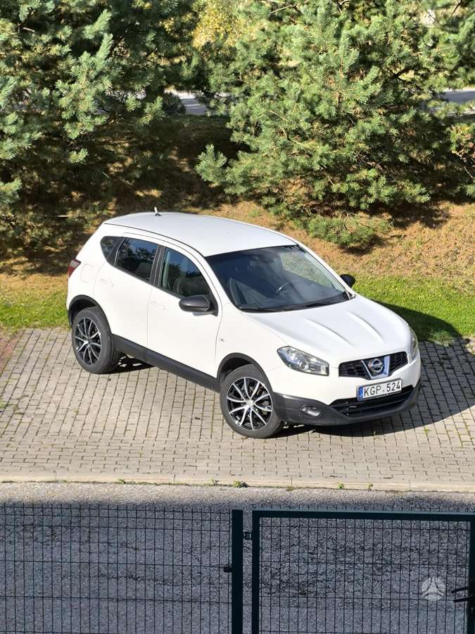 Nissan Qashqai 2012 — engine 1598 cm³, 131 HP (96kW)