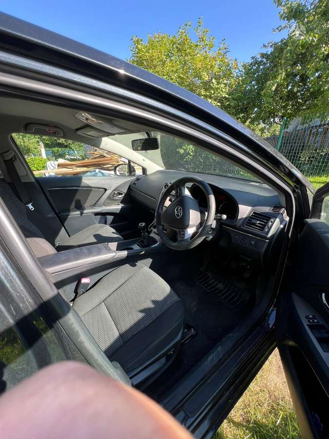 Toyota Avensis 2011 — interior