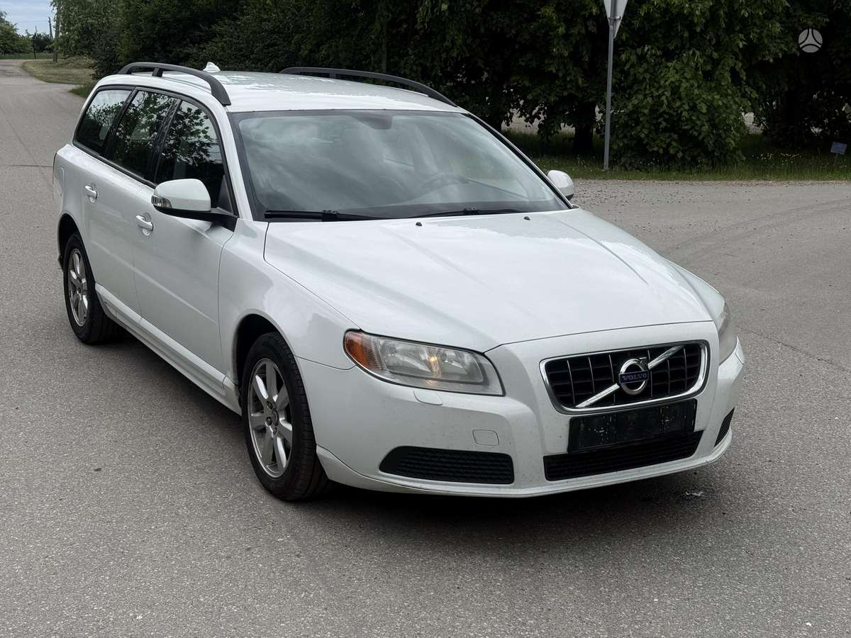 Volvo V70 2010 — interior