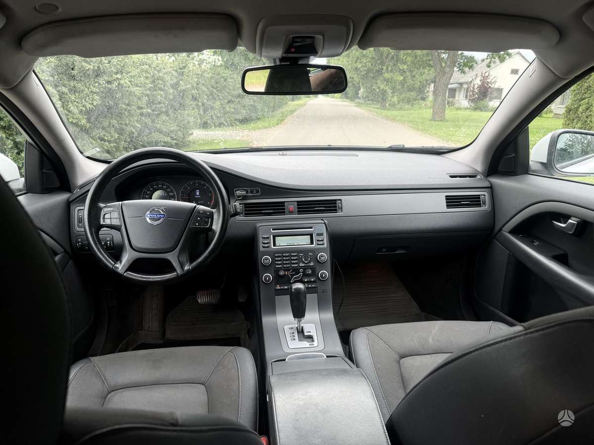 Volvo V70 2010 — photo 6