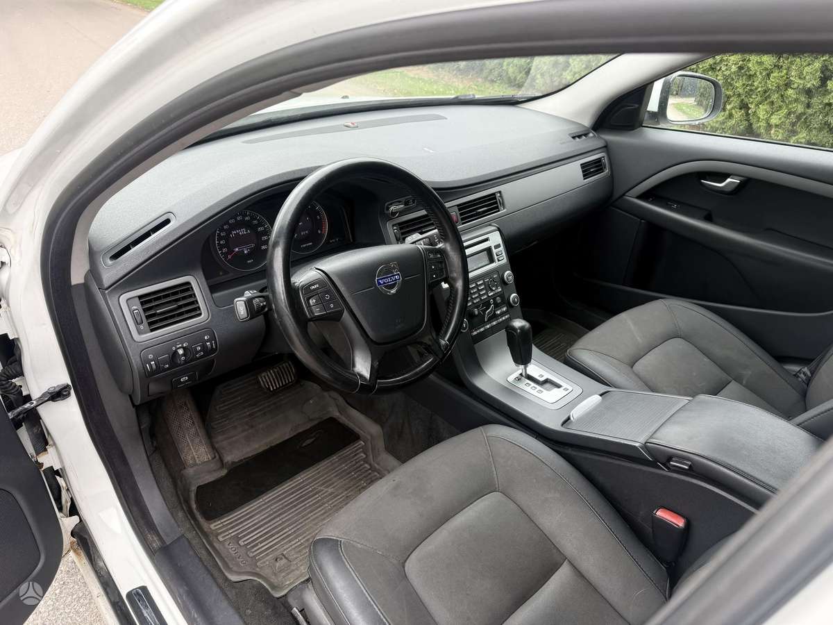 Volvo V70 2010 — photo 7
