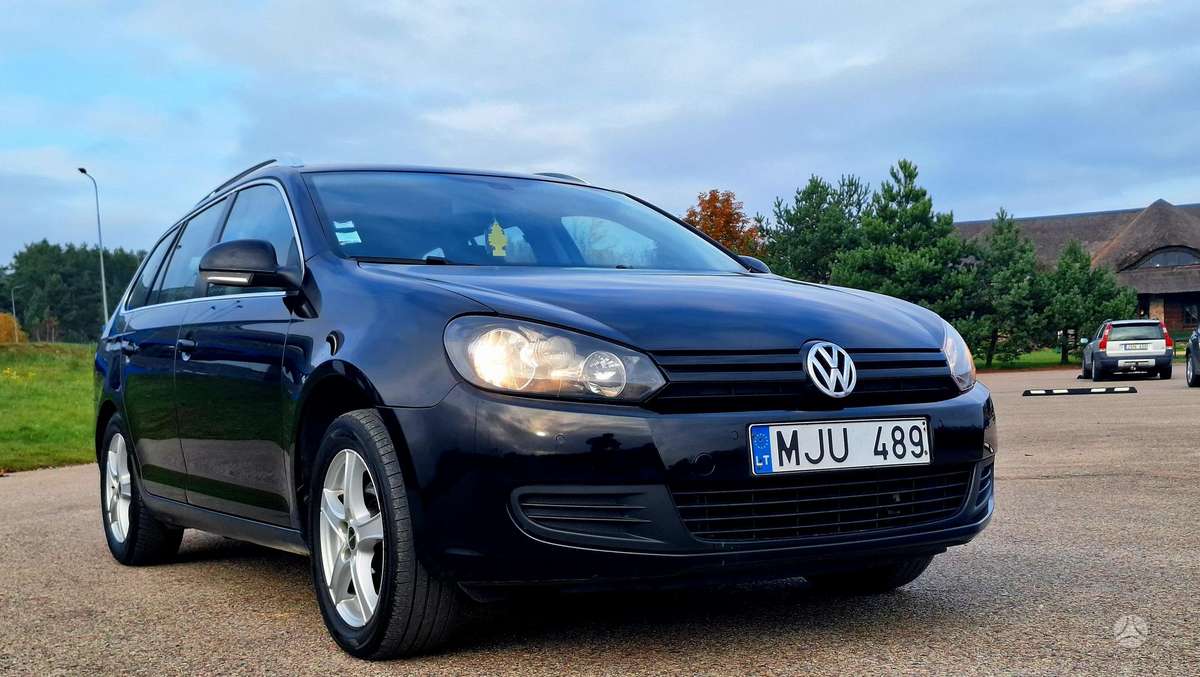 Volkswagen Golf 2011 — салон