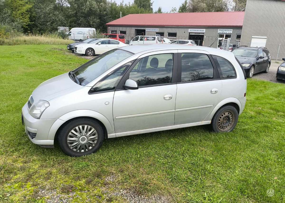 Opel Meriva 2009 — салон