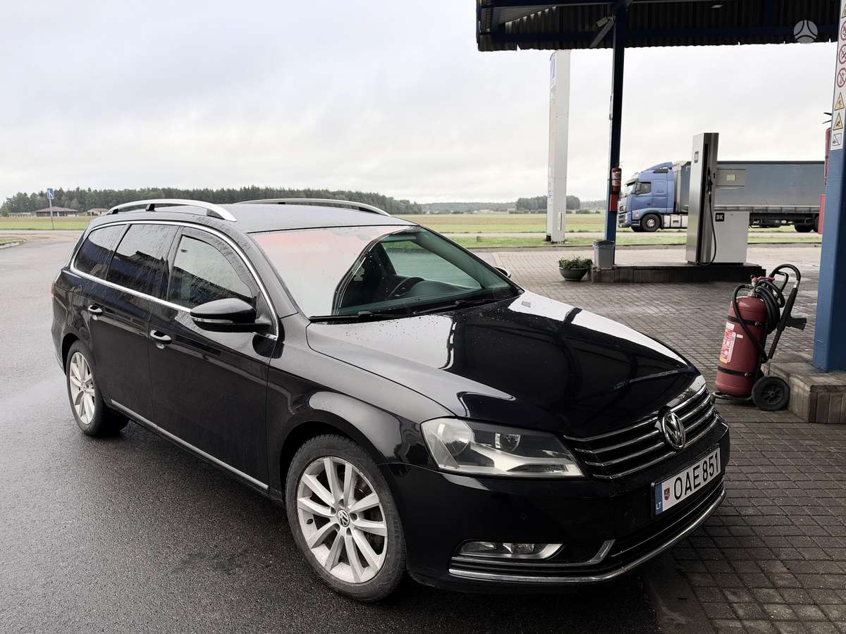 Volkswagen Passat 2012 — вигляд ззаду