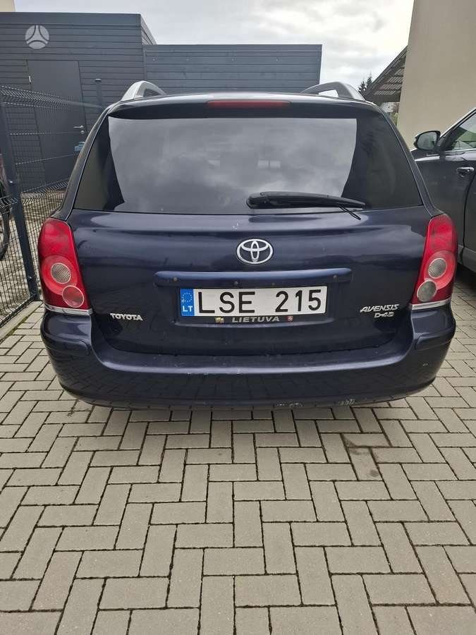 Toyota Avensis 2008 — вигляд ззаду