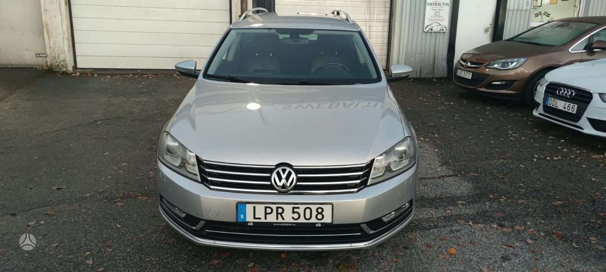 Volkswagen Passat 2011 — rear view