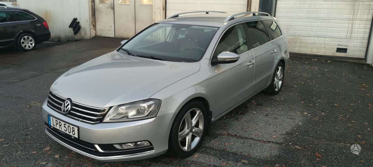 Volkswagen Passat 2011 — interior