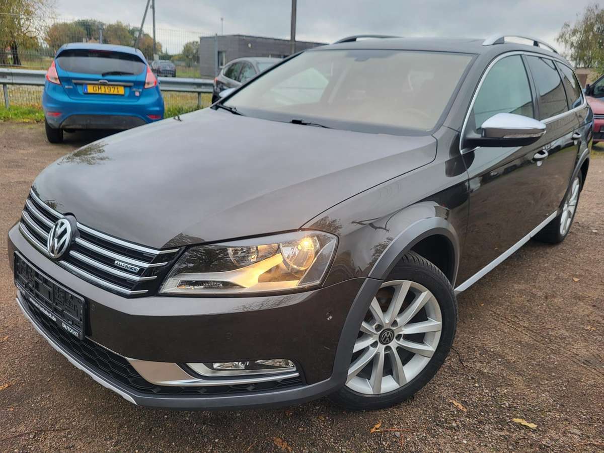 Volkswagen Passat 2012 — rear view