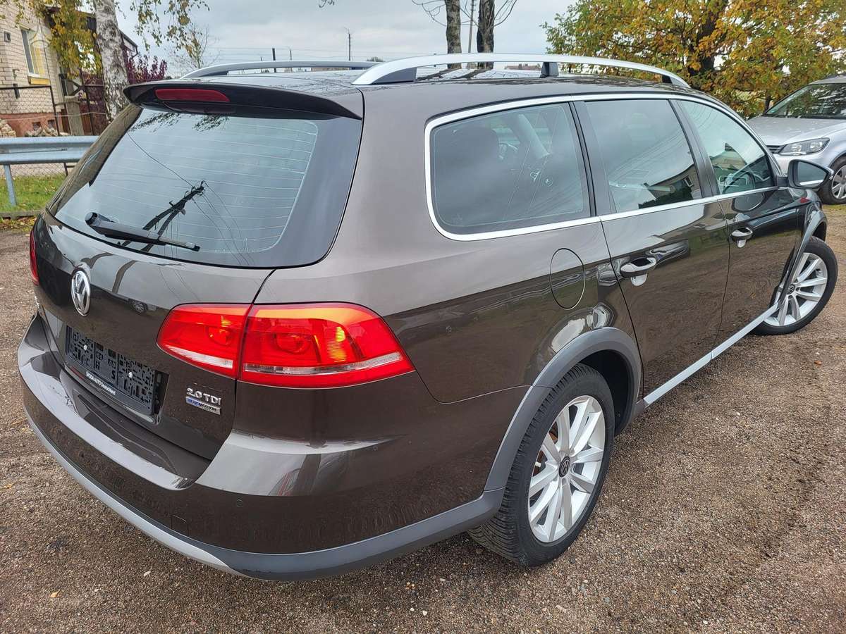 Volkswagen Passat 2012 — interior