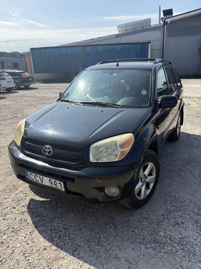 Toyota RAV4 2005 — rear view