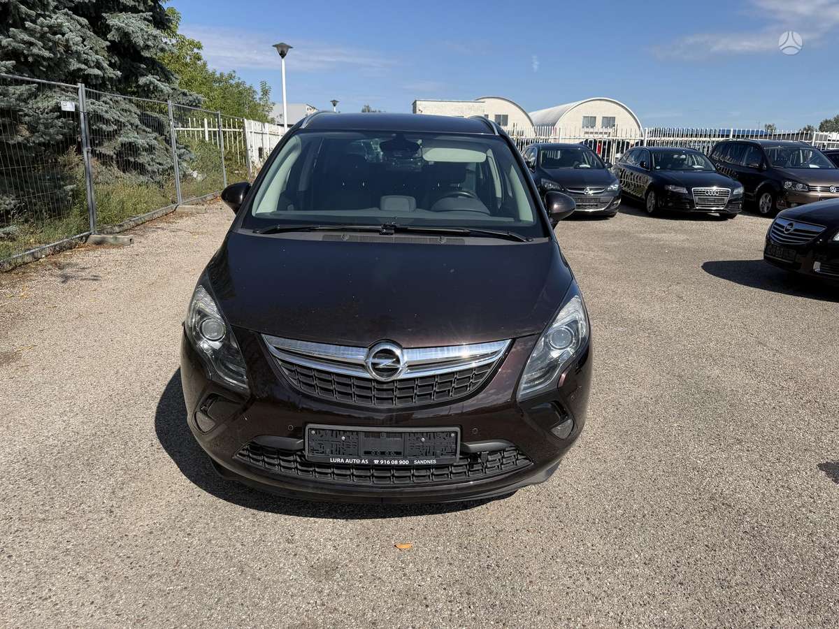 Opel Zafira 2012 — rear view