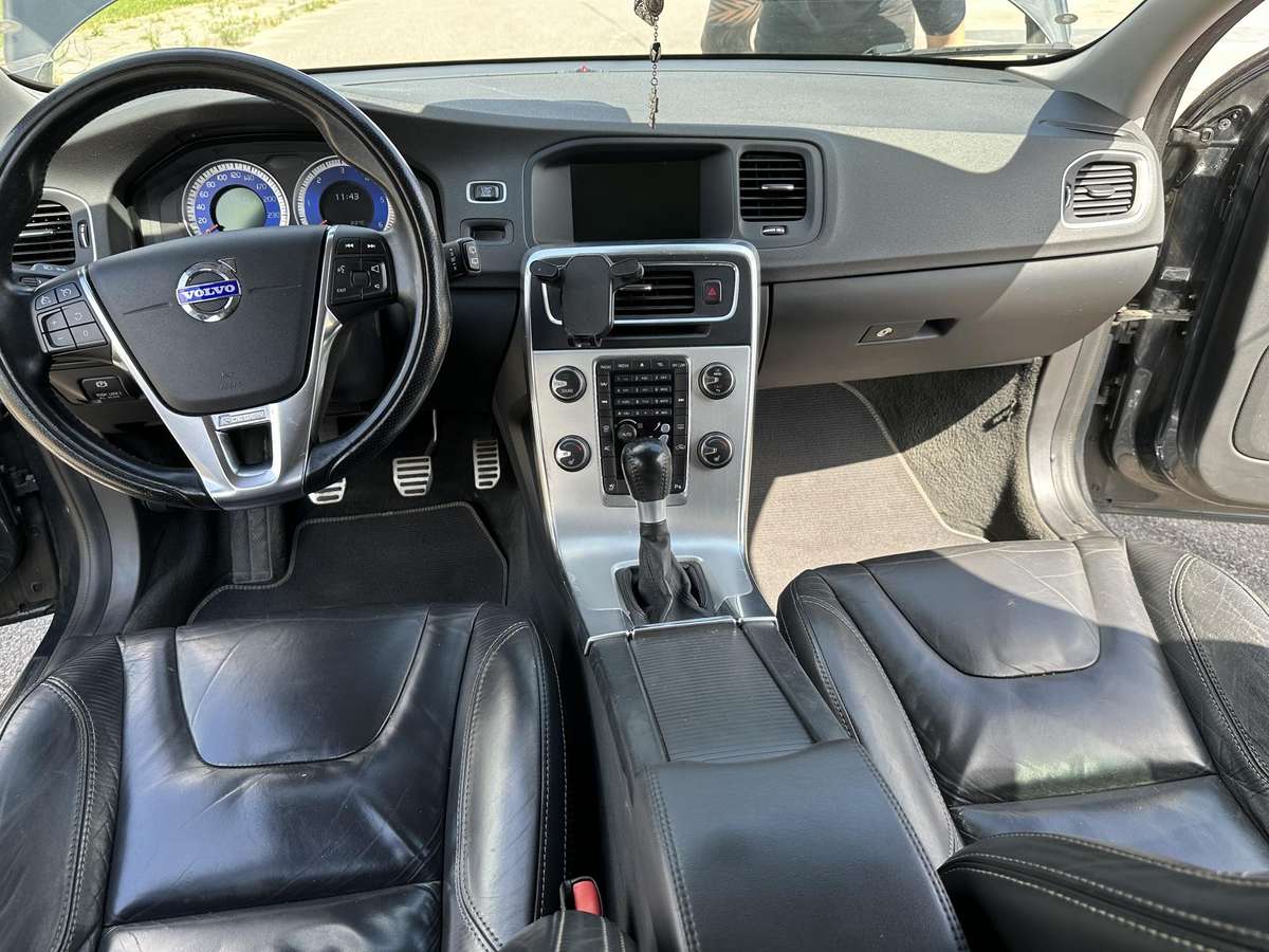 Volvo V60 2011 — photo 15