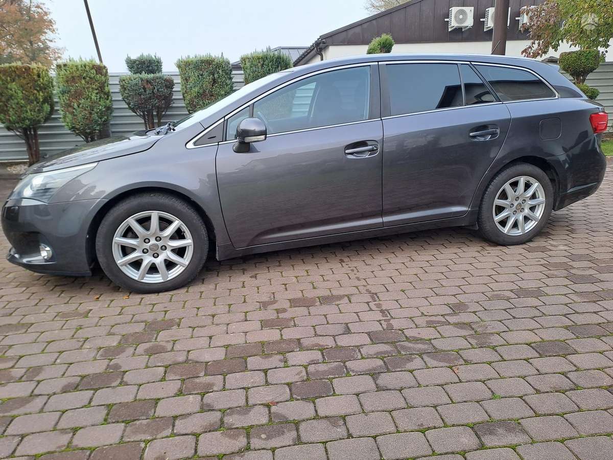 Toyota Avensis 2012 — rear view