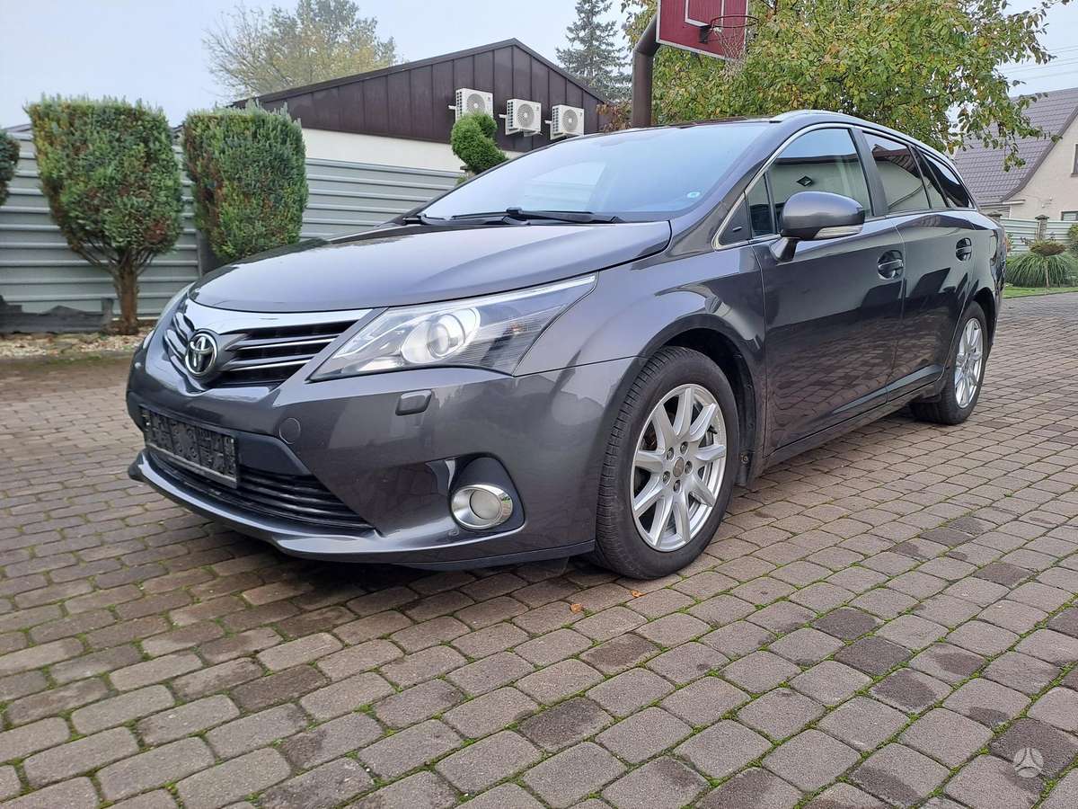 Toyota Avensis 2012 — interior