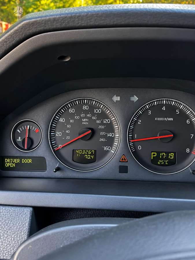Volvo XC90 2010 — photo 7