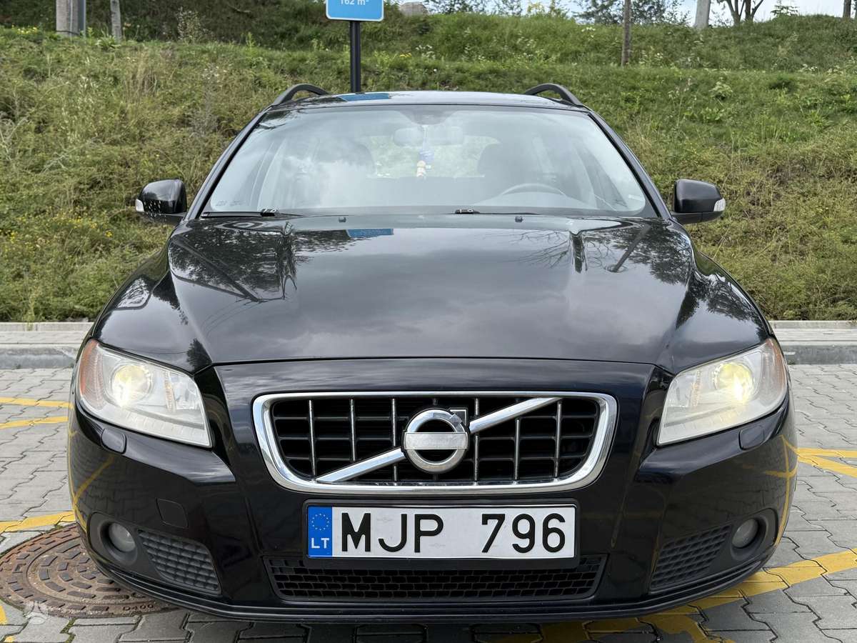 Volvo V70 2010 — вигляд ззаду