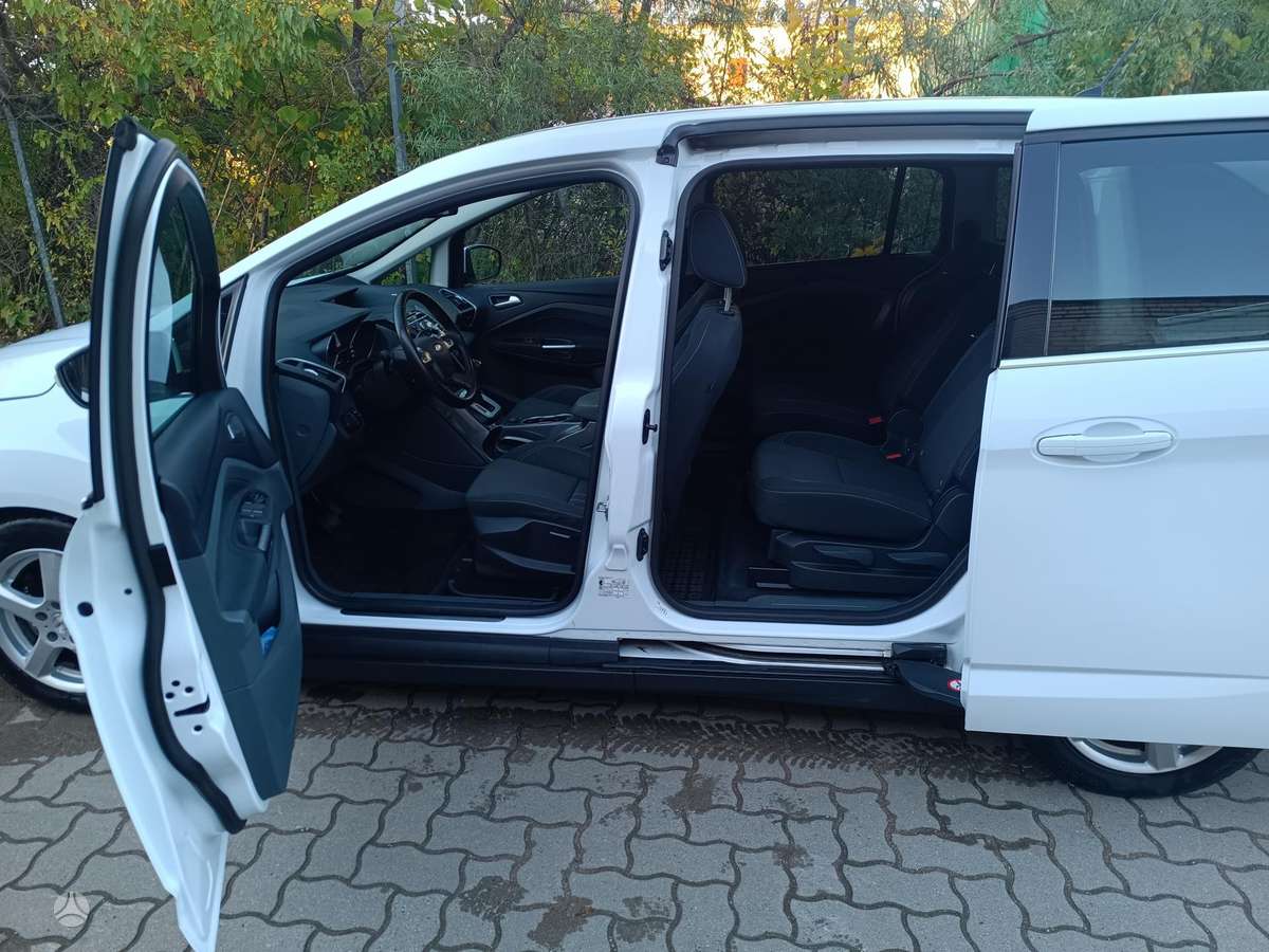 Ford Grand 2012 — вигляд ззаду