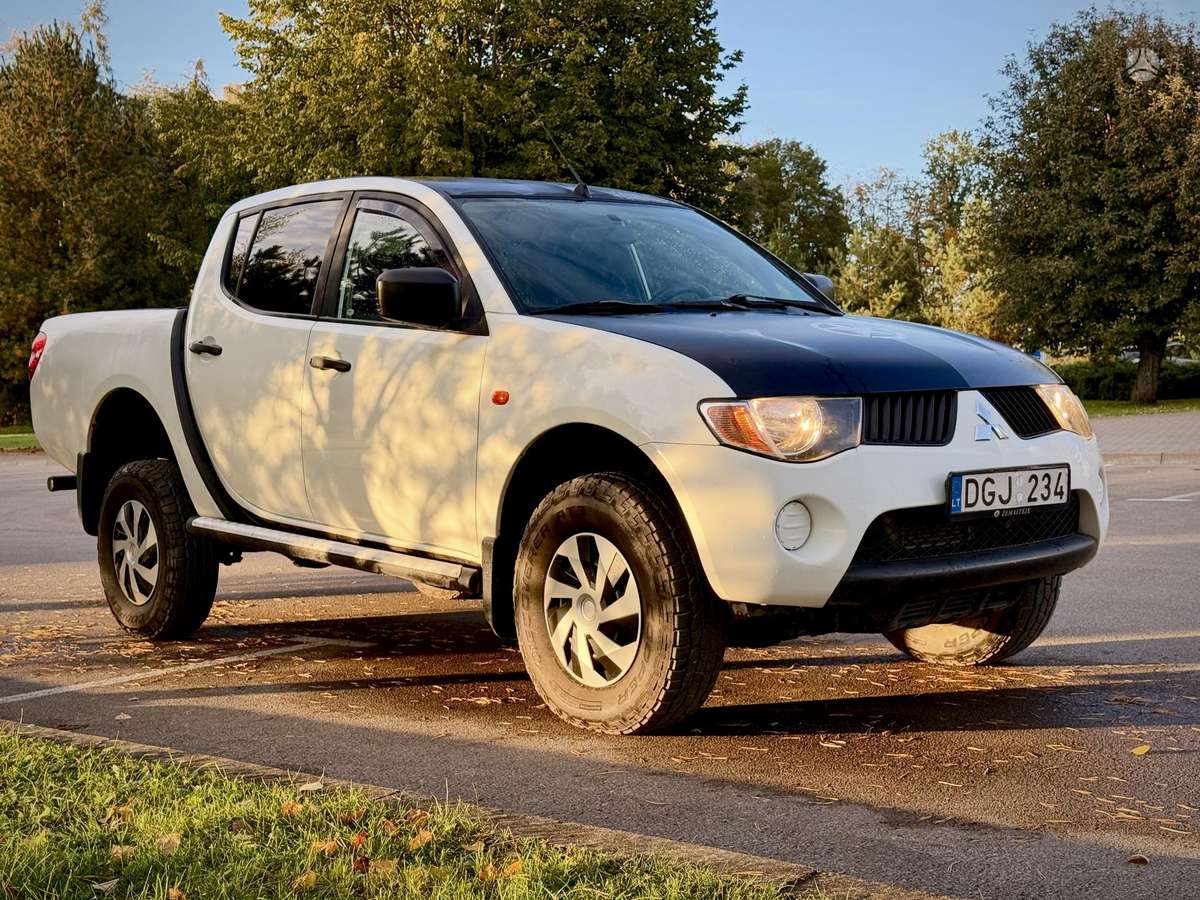 Mitsubishi L200 2008 — салон
