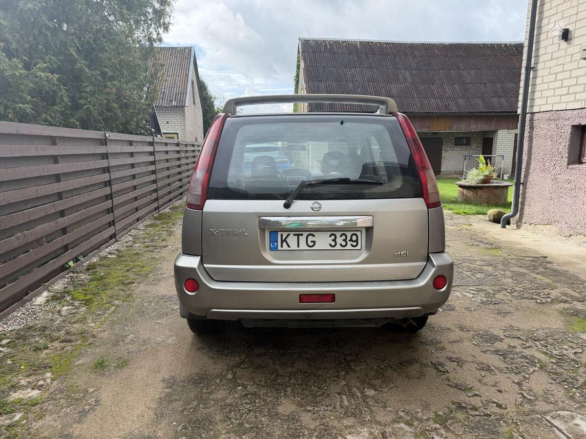 Nissan X-Trail 2005 — rear view
