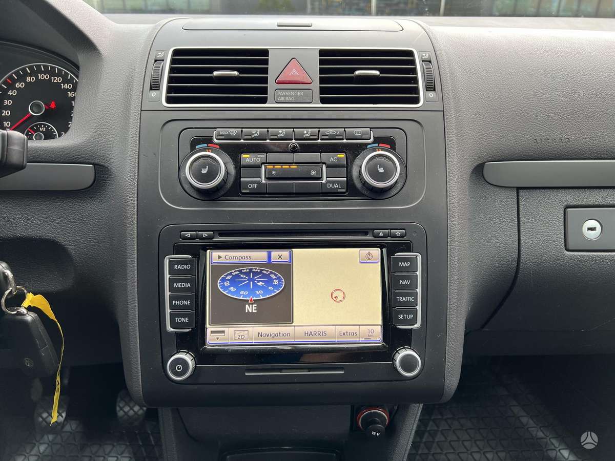 Volkswagen Touran 2010 — photo 14