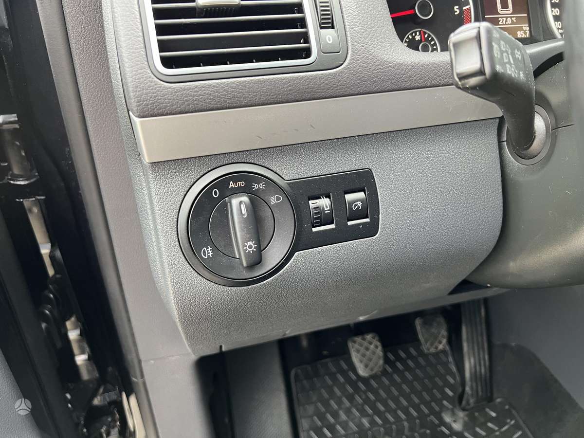Volkswagen Touran 2010 — photo 16