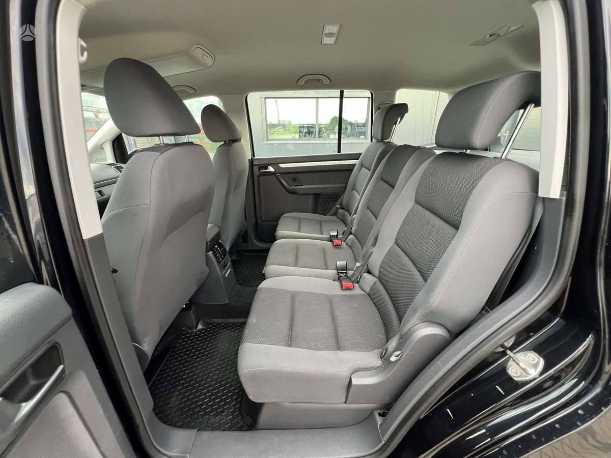 Volkswagen Touran 2010 — photo 17