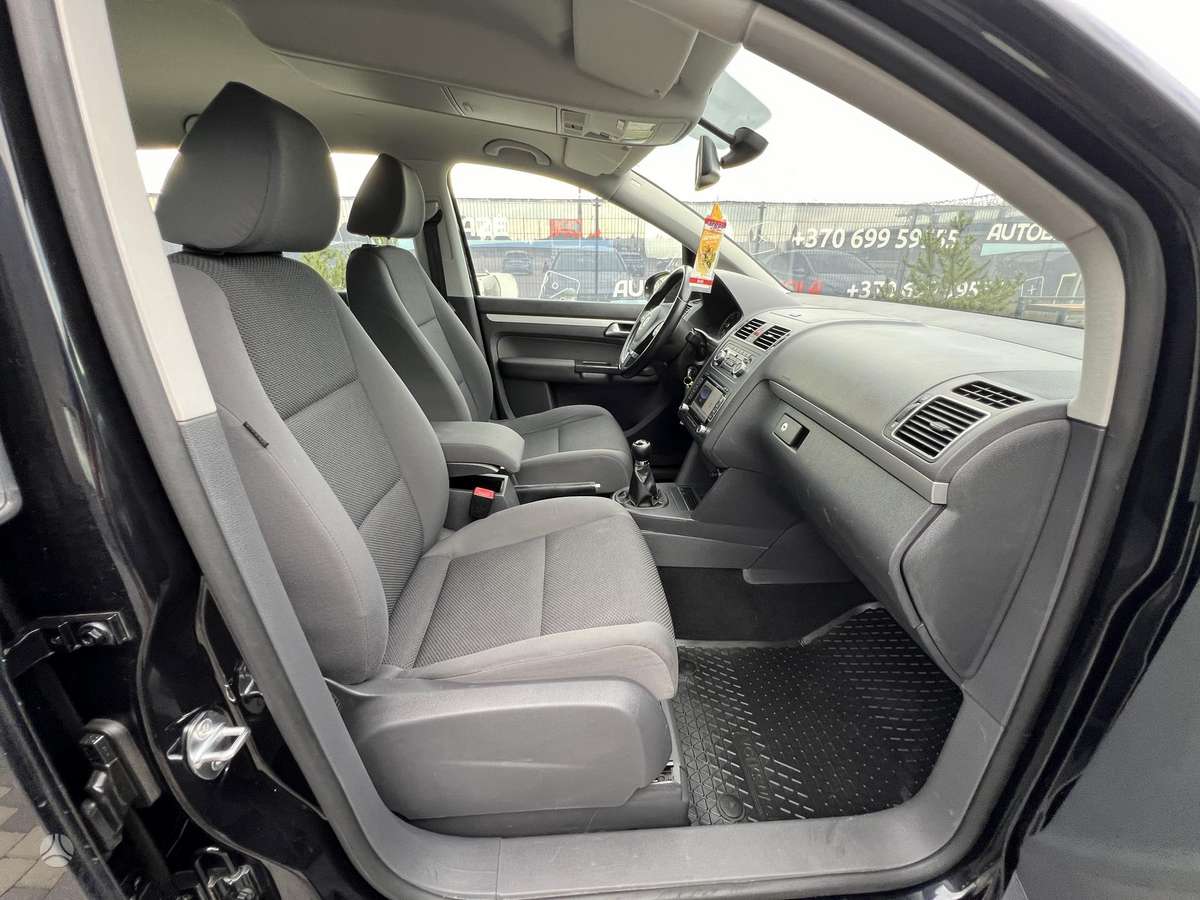 Volkswagen Touran 2010 — photo 19