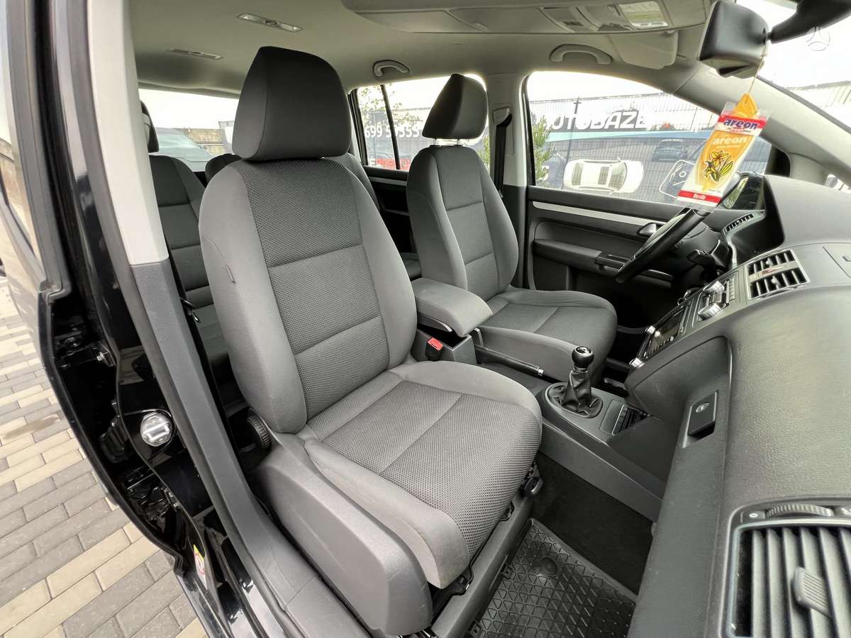 Volkswagen Touran 2010 — photo 20