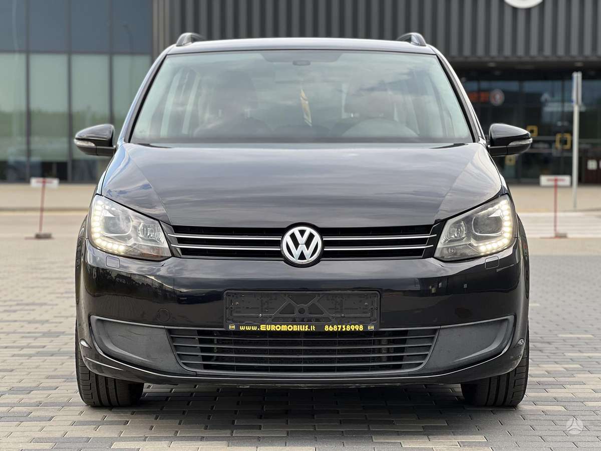 Volkswagen Touran 2010 — interior
