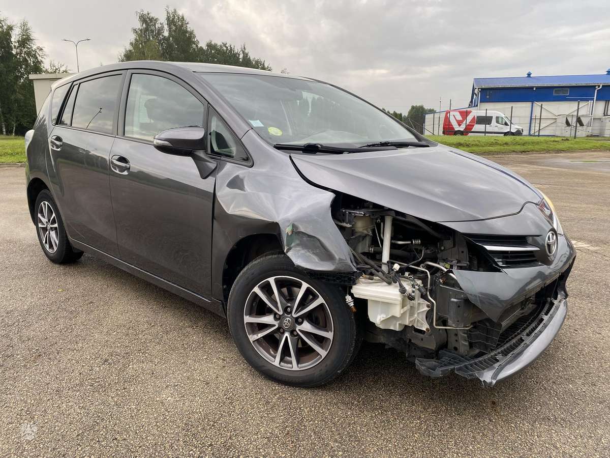 Toyota Verso 2015 — вигляд ззаду