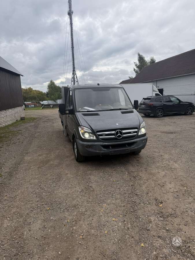 Mercedes-Benz Sprinter 2012 — rear view