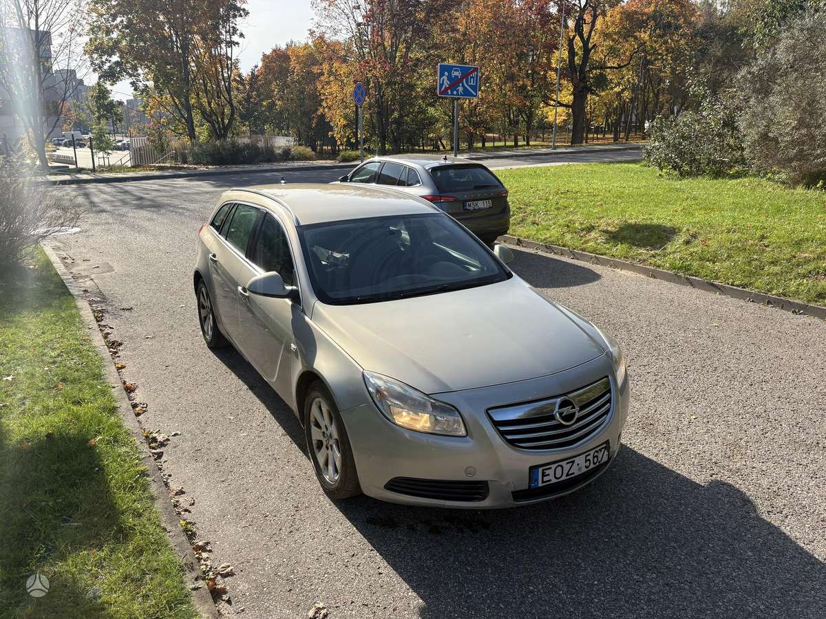 Opel Insignia 2011 — вигляд ззаду