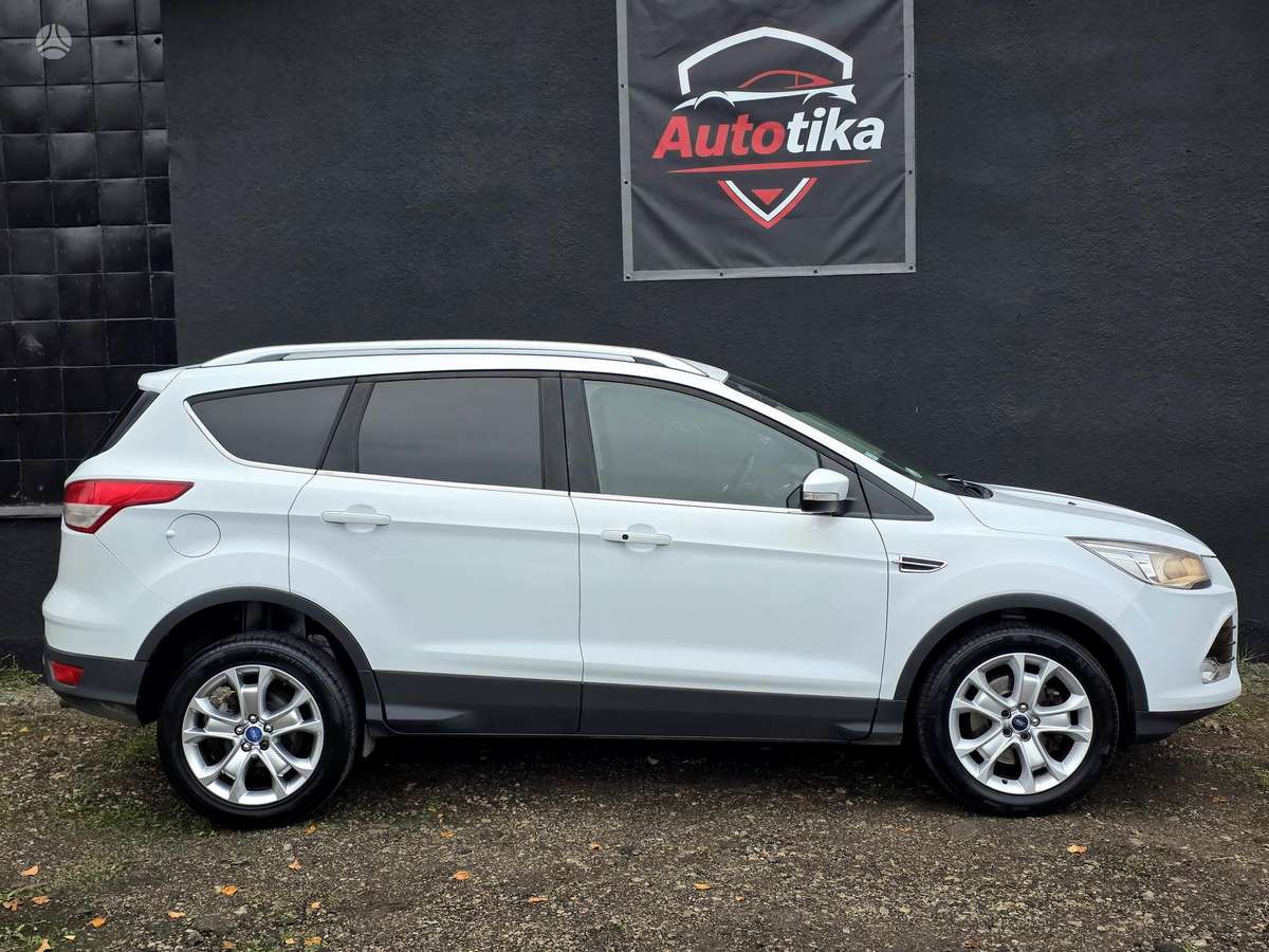 Ford Kuga 2013 — вигляд ззаду
