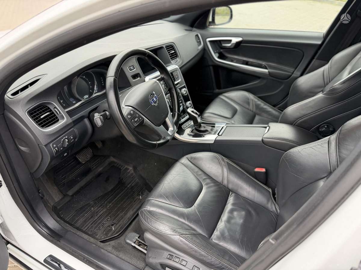 Volvo V60 2015 — photo 10