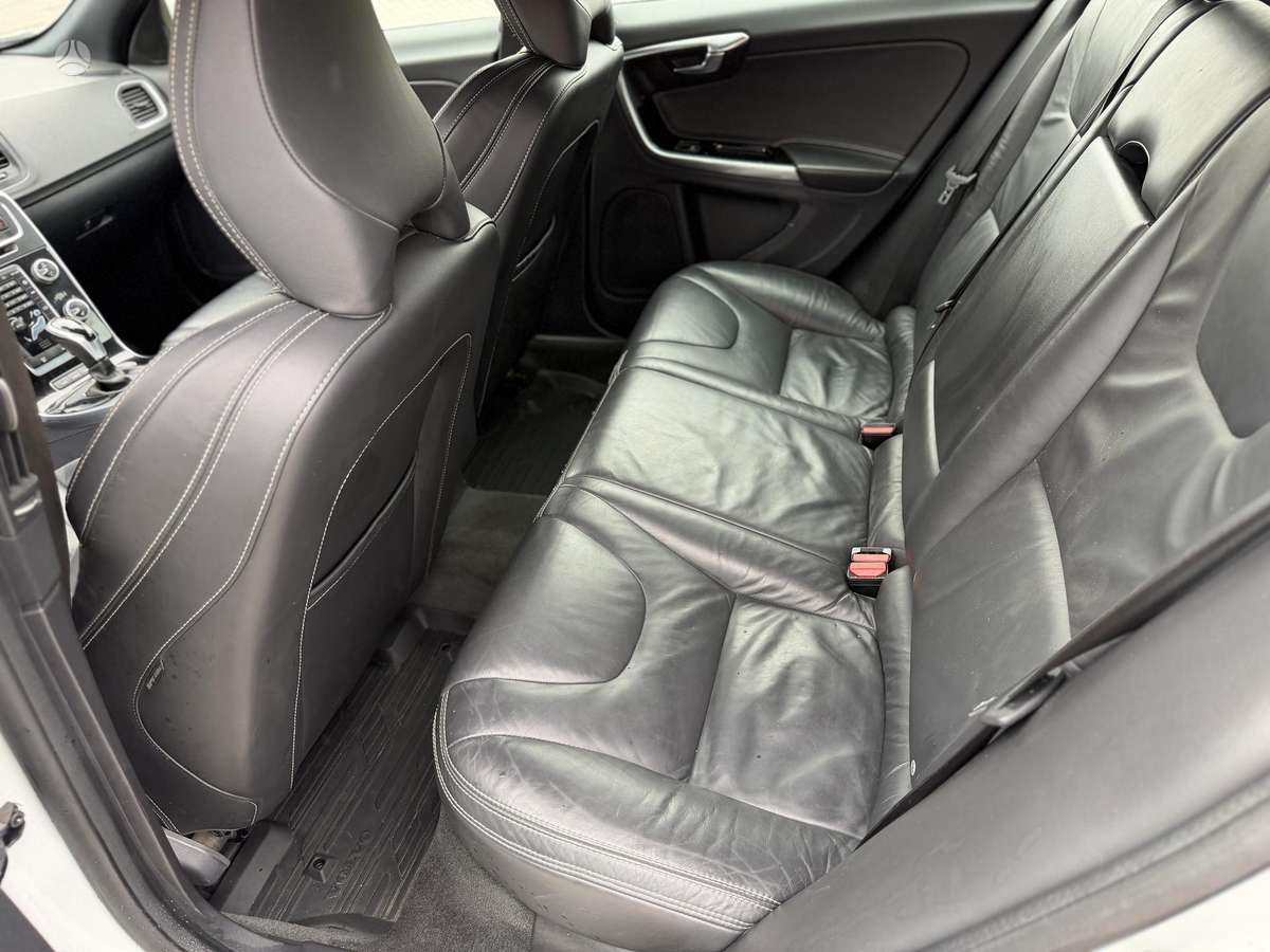 Volvo V60 2015 — photo 11