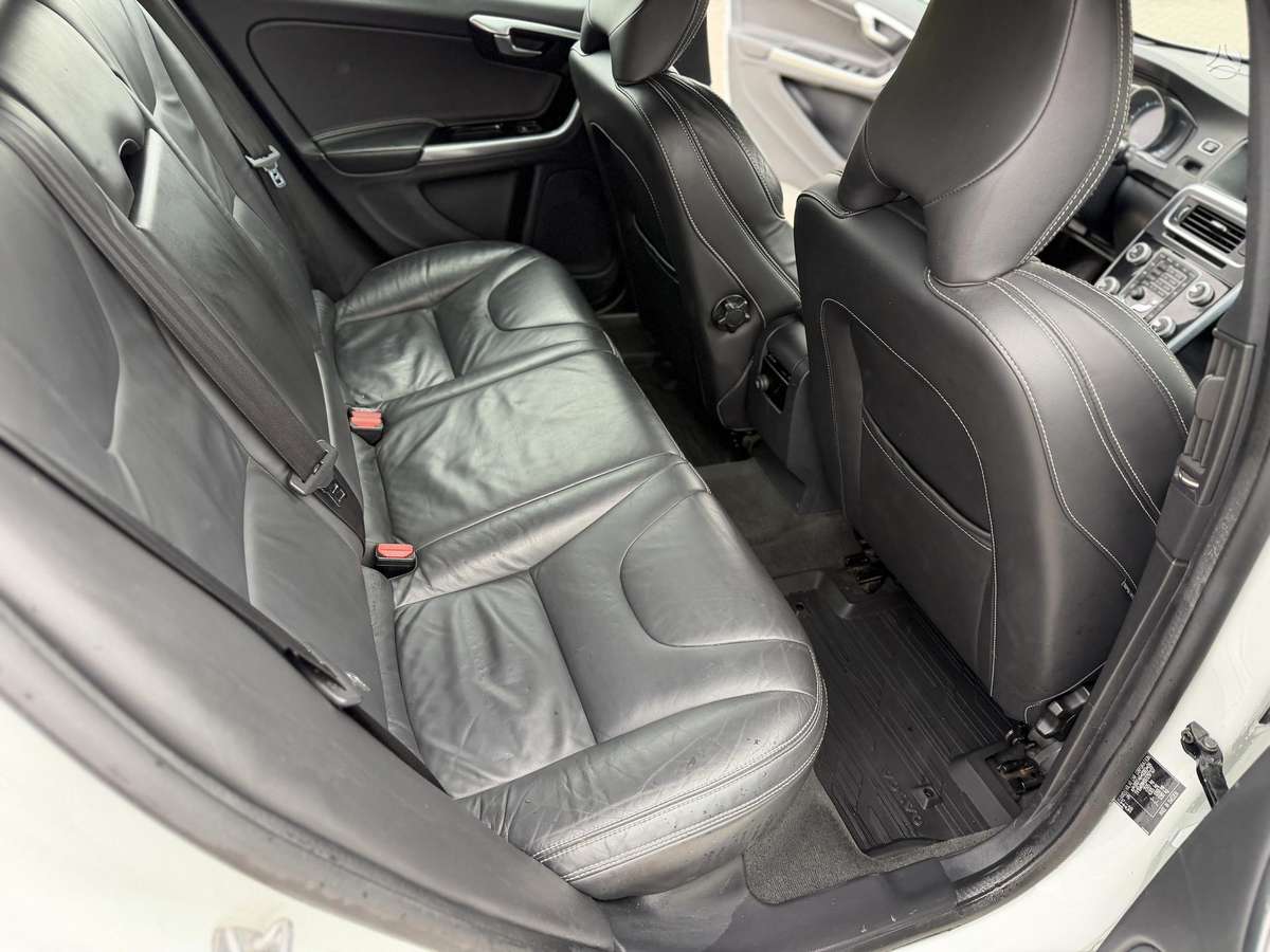Volvo V60 2015 — photo 12