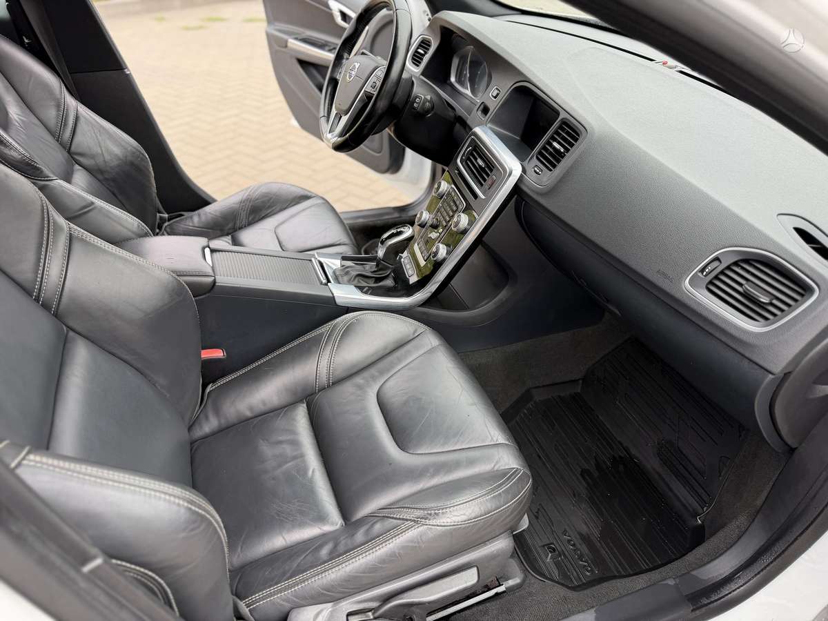Volvo V60 2015 — photo 13