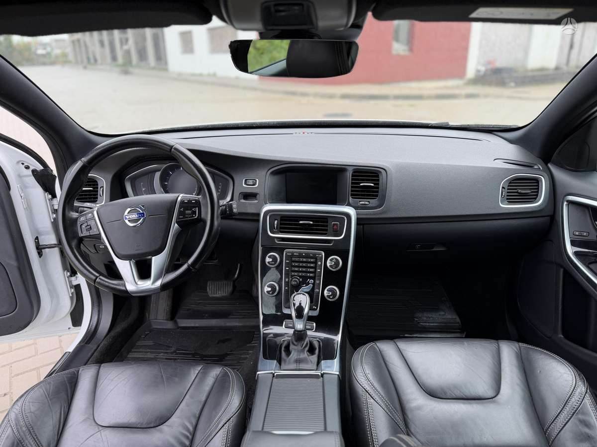 Volvo V60 2015 — photo 9
