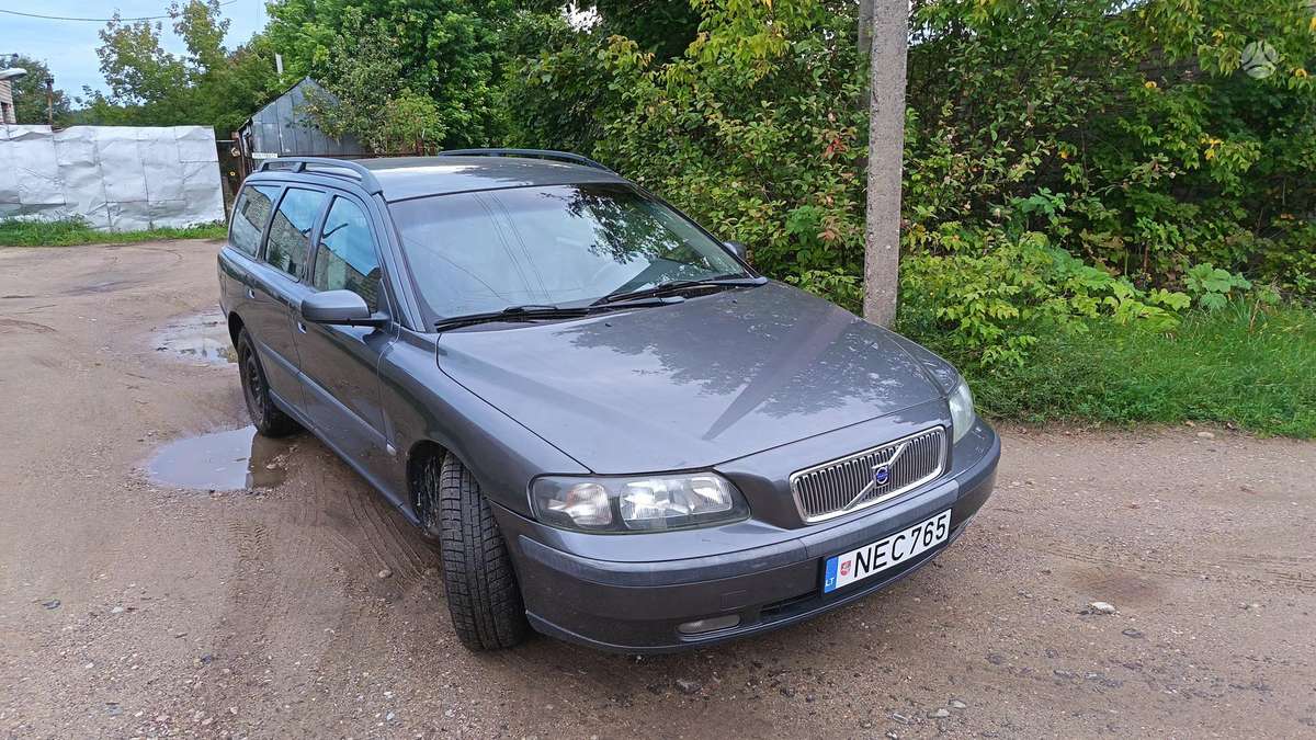 Volvo V70 2004 — rear view