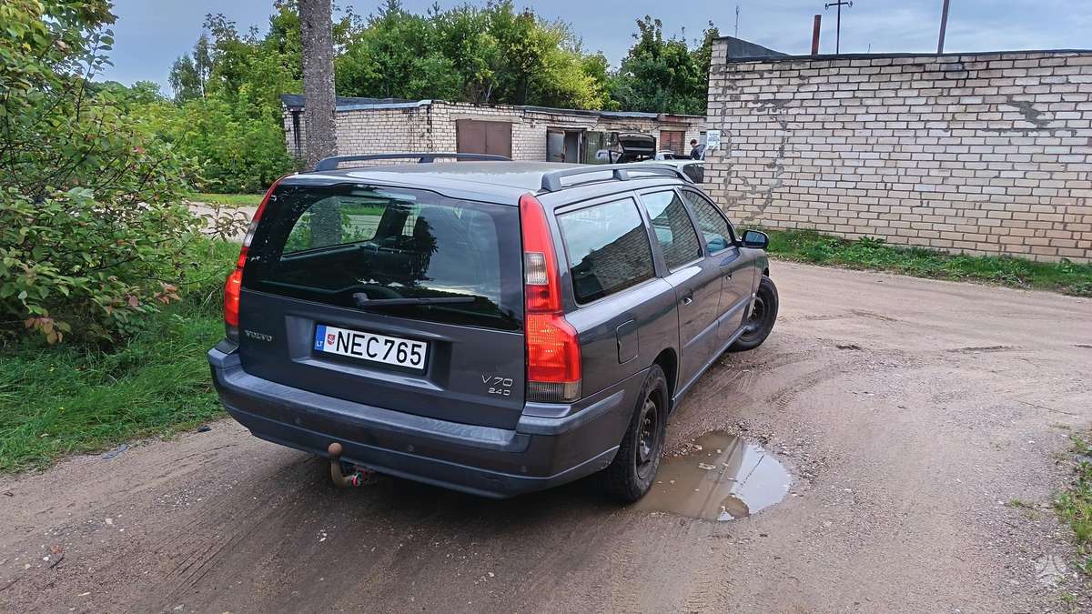 Volvo V70 2004 — interior